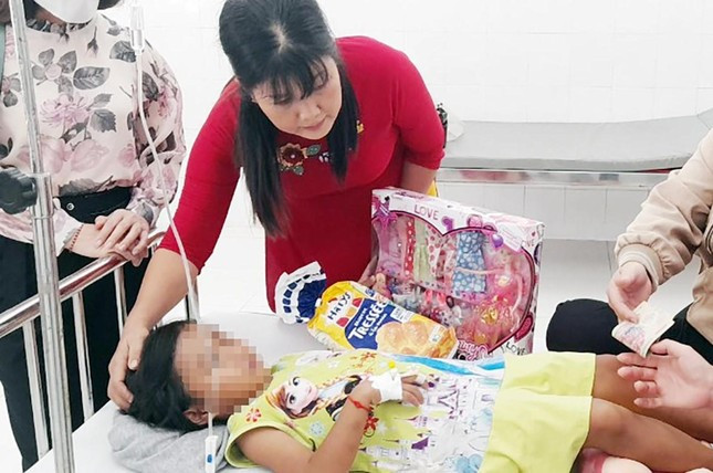 Bắt khẩn cấp cha dượng bạo hành bé gái 7 tuổi ở Bình Phước - Ảnh 3.