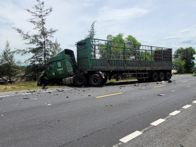 Tai nạn nghiêm trọng tại Quảng Bình khiến ít nhất 5 người thương vong - Ảnh 2.