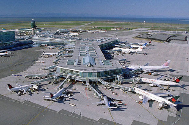Top 10 sân bay độc đáo nổi tiếng nhất thế giới - Ảnh 8.