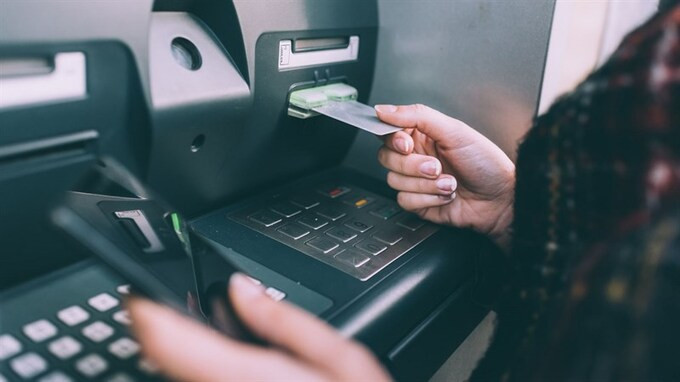 Hơn 400 lượt rút tiền tại máy ATM bằng CCCD gắn chíp - Ảnh 1.