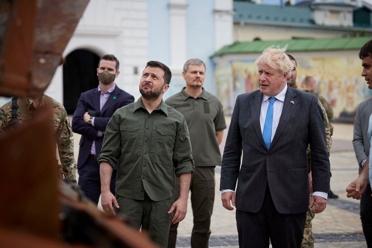 Boris Johnson đã giúp Ukraina mua sắm vũ khí như thế nào? - Ảnh 1.