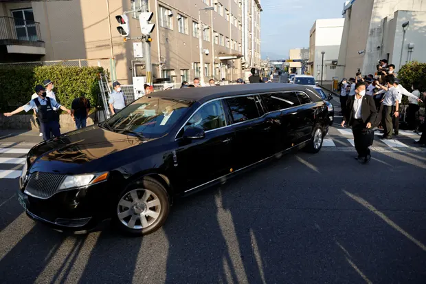 Xe tang đưa thi thể cựu Thủ tướng Abe về Tokyo - Ảnh 1.
