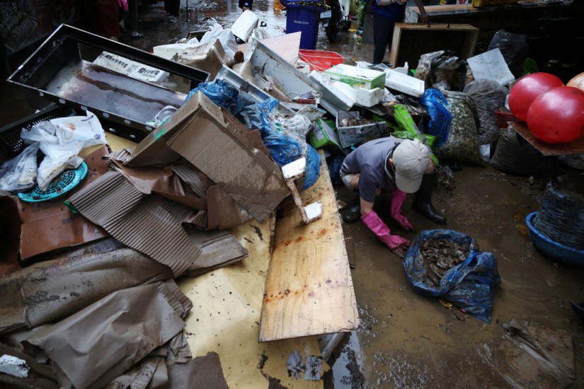 Seoul cấm các căn hộ bán hầm sau khi một gia đình thiệt mạng vì lũ lụt - Ảnh 2.