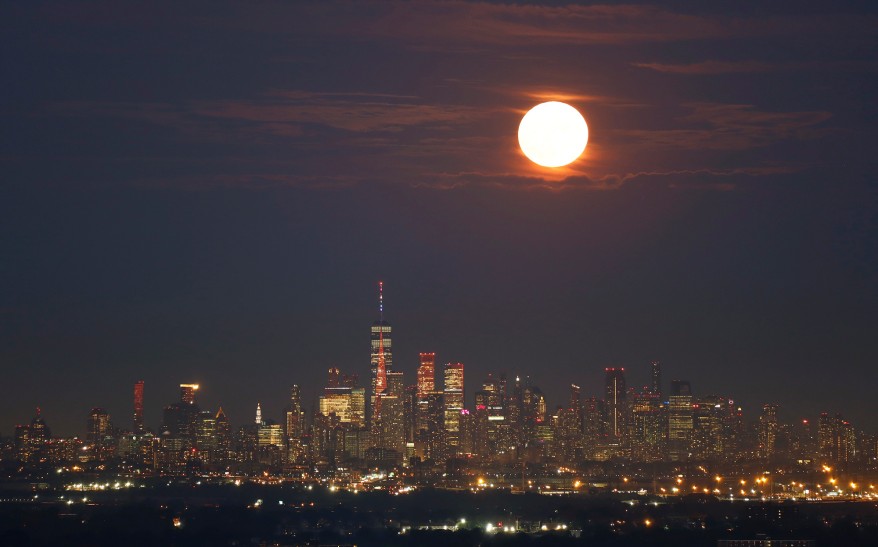 Ngắm siêu trăng cuối cùng của năm 2022 từ khắp nơi trên thế giới - Ảnh 8.