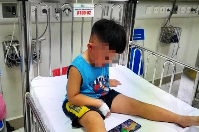 Bé trai 3 tuổi bị nhốt vào tủ đông sắp được ra viện - Ảnh 1.