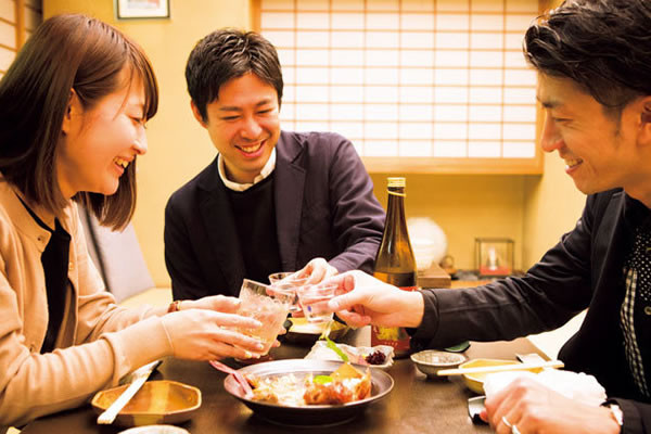 Nhật Bản khuyến khích giới trẻ… uống rượu - Ảnh 2.