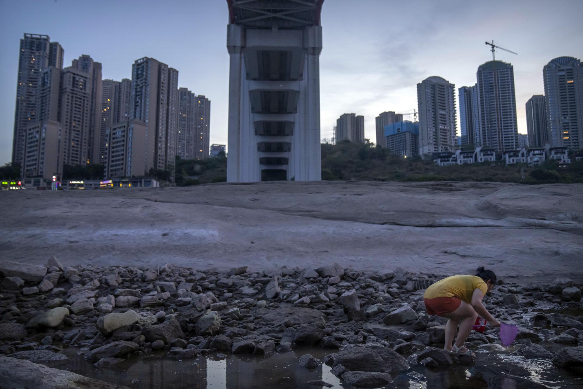 Sông Dương Tử cạn trơ đáy, hạn hán làm gián đoạn ngành công nghiệp - Ảnh 1.