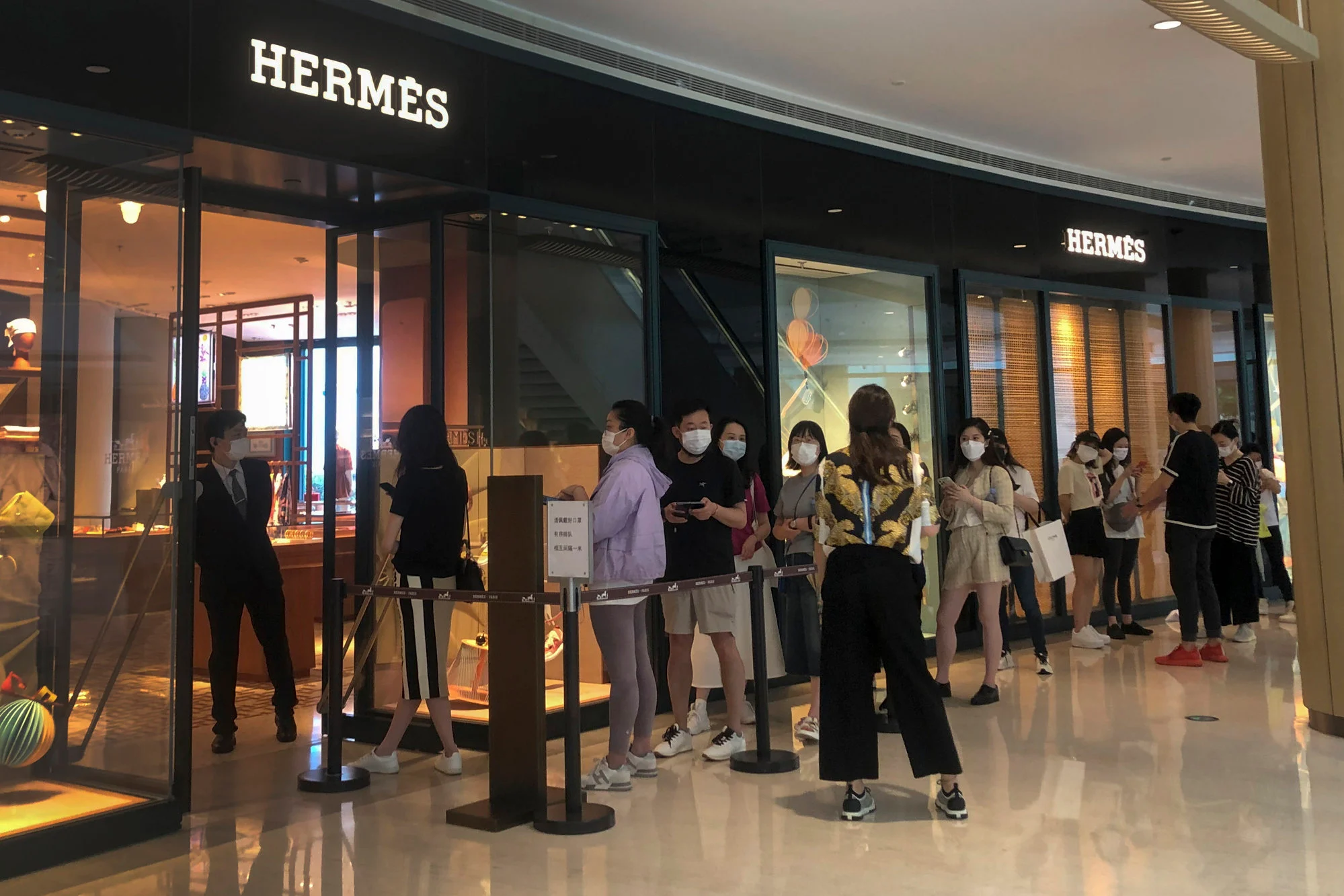 Tại sao người giàu Trung Quốc bán tháo đồng hồ Rolex, túi xách Hermès? - Ảnh 1.