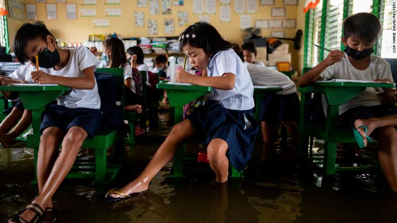 Philippines sơ tán hàng trăm người và đóng cửa nhiều trường học do bão Ma-on - Ảnh 1.
