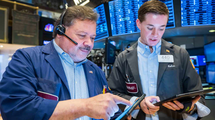 Chứng khoán Mỹ tương lai đi ngang sau khi Dow, S&P 500 phá vỡ chuỗi trượt giảm ba ngày - Ảnh 1.