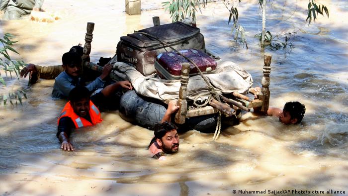 Hình ảnh Pakistan chìm trong biển nước do lũ lụt - Ảnh 2.