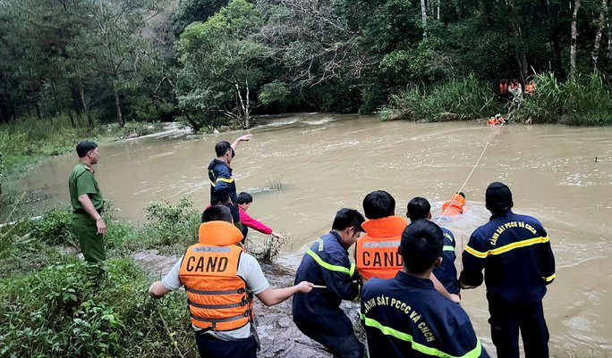 Giải cứu thành công 10 thiếu niên bị nước lũ cô lập trong rừng ở Lâm Đồng - Ảnh 1.