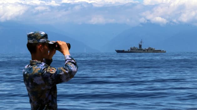 Tàu chiến Trung Quốc và Đài Loan chơi trò ‘mèo vờn chuột’ trên biển - Ảnh 1.