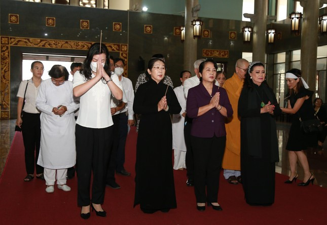 Nghẹn ngào tiễn biệt minh tinh Thẩm Thúy Hằng - Ảnh 9. Nghẹn ngào tiễn biệt minh tinh Thẩm Thúy Hằng - Ảnh 9.