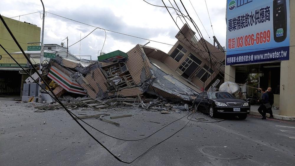 Nhà đổ sập, tàu trật bánh vì động đất ở Đài Loan, Nhật Bản phát cảnh báo sóng thần - Ảnh 2.