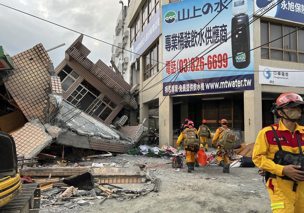 Nhà đổ sập, tàu trật bánh vì động đất ở Đài Loan, Nhật Bản phát cảnh báo sóng thần - Ảnh 1.