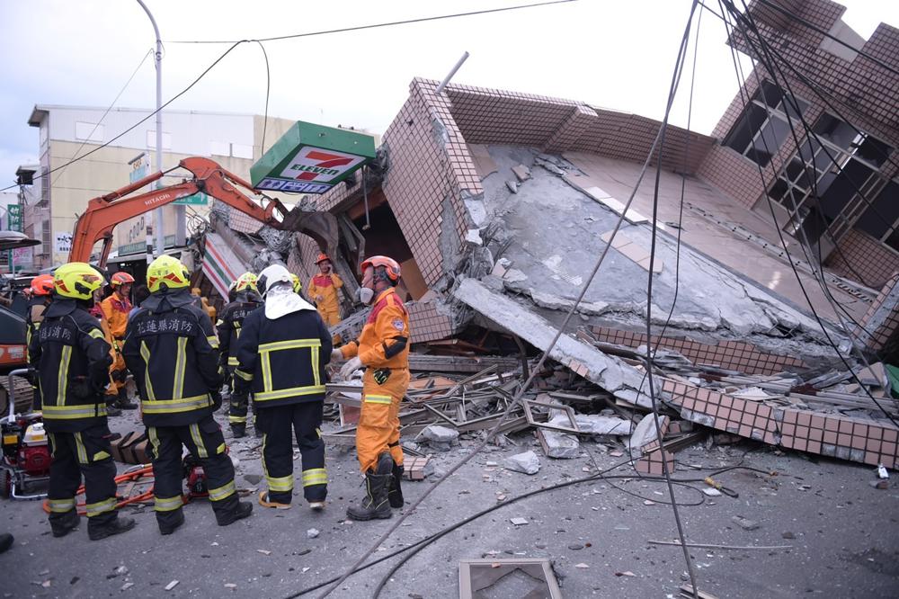 Nhà đổ sập, tàu trật bánh vì động đất ở Đài Loan, Nhật Bản phát cảnh báo sóng thần - Ảnh 4.