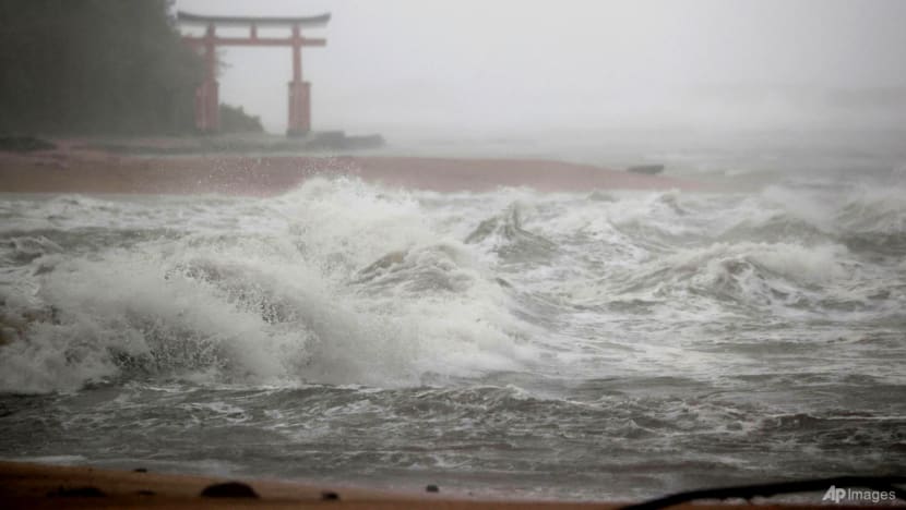 Nhà đổ sập, tàu trật bánh vì động đất ở Đài Loan, Nhật Bản phát cảnh báo sóng thần - Ảnh 6.