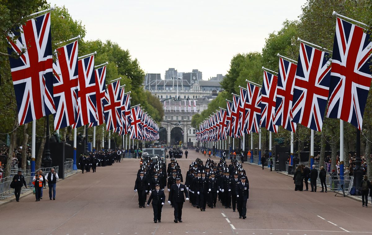Lễ tang của Nữ hoàng Elizabeth II: 2.868 viên kim cương, 125 rạp hát và 5 dặm - Ảnh 4.