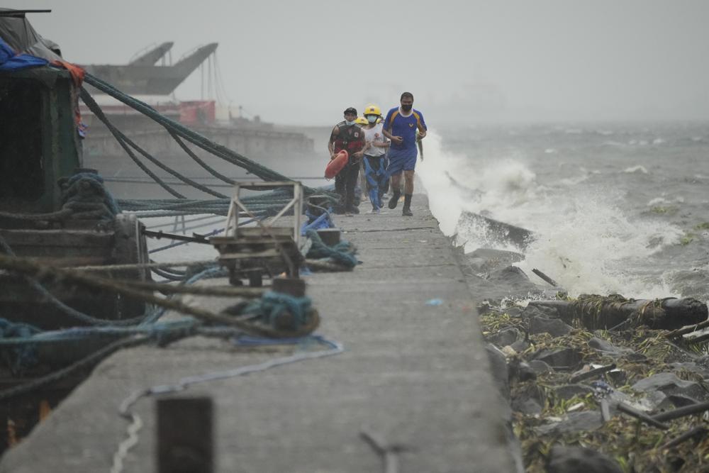 Hình ảnh đảo Luzon của Philippines tan hoang sau siêu bão Noru - Ảnh 7.