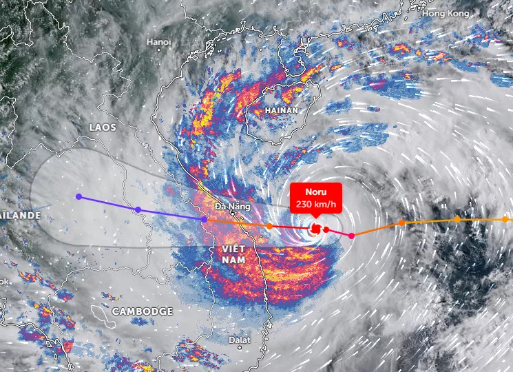 Siêu bão Noru tiến sát đất liền với sức gió 150 km/h giật sập nhà, miền Trung mưa xối xả - Ảnh 3.