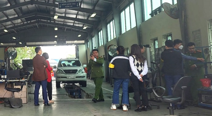 Trung tâm Đăng kiểm xe cơ giới 2903S ở Hà Nội bị phong tỏa, khám xét - Ảnh 1.