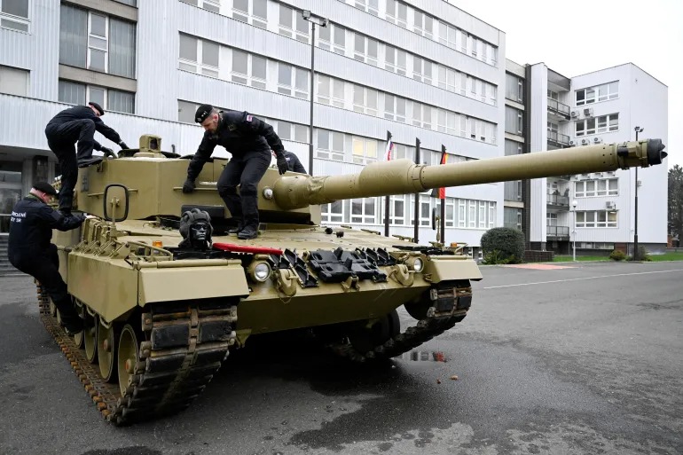 Liệu phương Tây có cung cấp xe tăng cho Ukraina trong thời gian tới? - Ảnh 1.