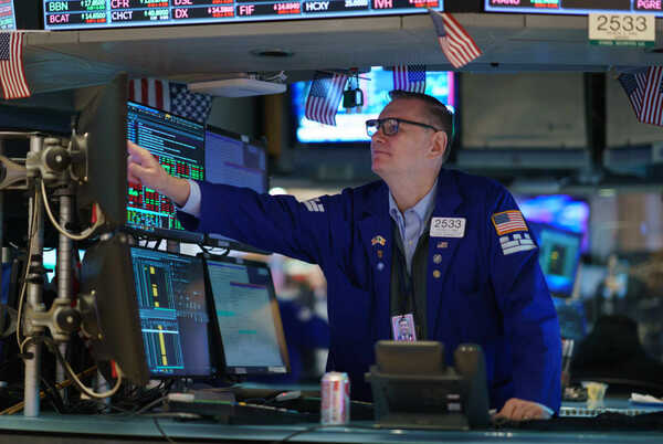 Chỉ số Dow Jones giảm hơn 460 điểm trong ngày thứ hai khi mùa thu nhập bắt đầu - Ảnh 1.