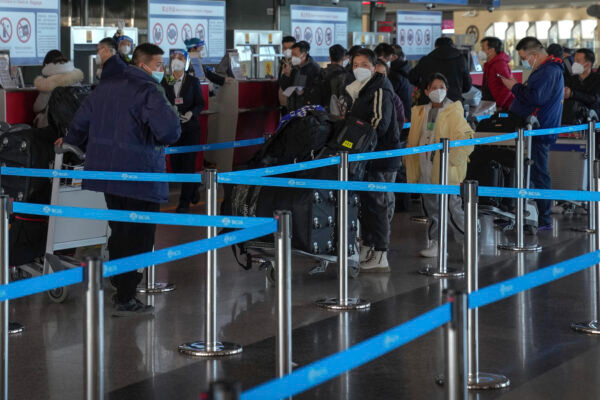 Nhật Bản thắt chặt kiểm dịch biên giới đối với du khách từ Trung Quốc - Ảnh 1.