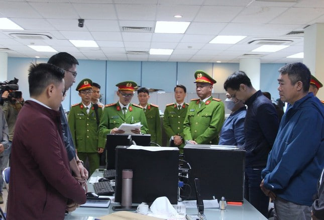 Nhận hối lộ, 3 cán bộ Cục Đăng kiểm Việt Nam bị khởi tố  - Ảnh 2.