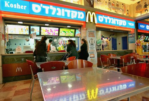 Bữa ăn miễn phí cho binh sĩ Israel chia rẽ quyền kinh doanh của McDonald's - Ảnh 1.