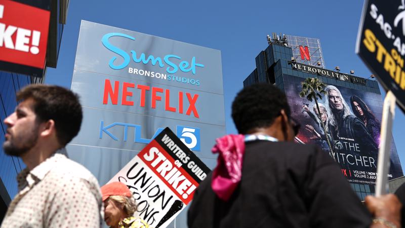 Netflix tăng giá bất chấp đình công - Ảnh 2.