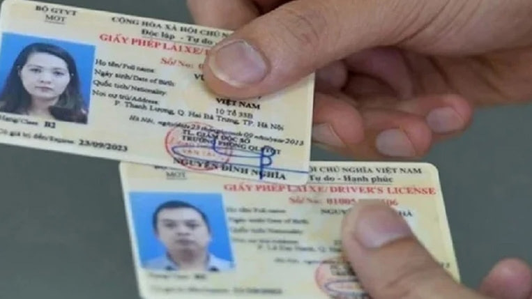 Giảm phí cấp đổi giấy phép lái xe, hộ chiếu trực tuyến - Ảnh 1.