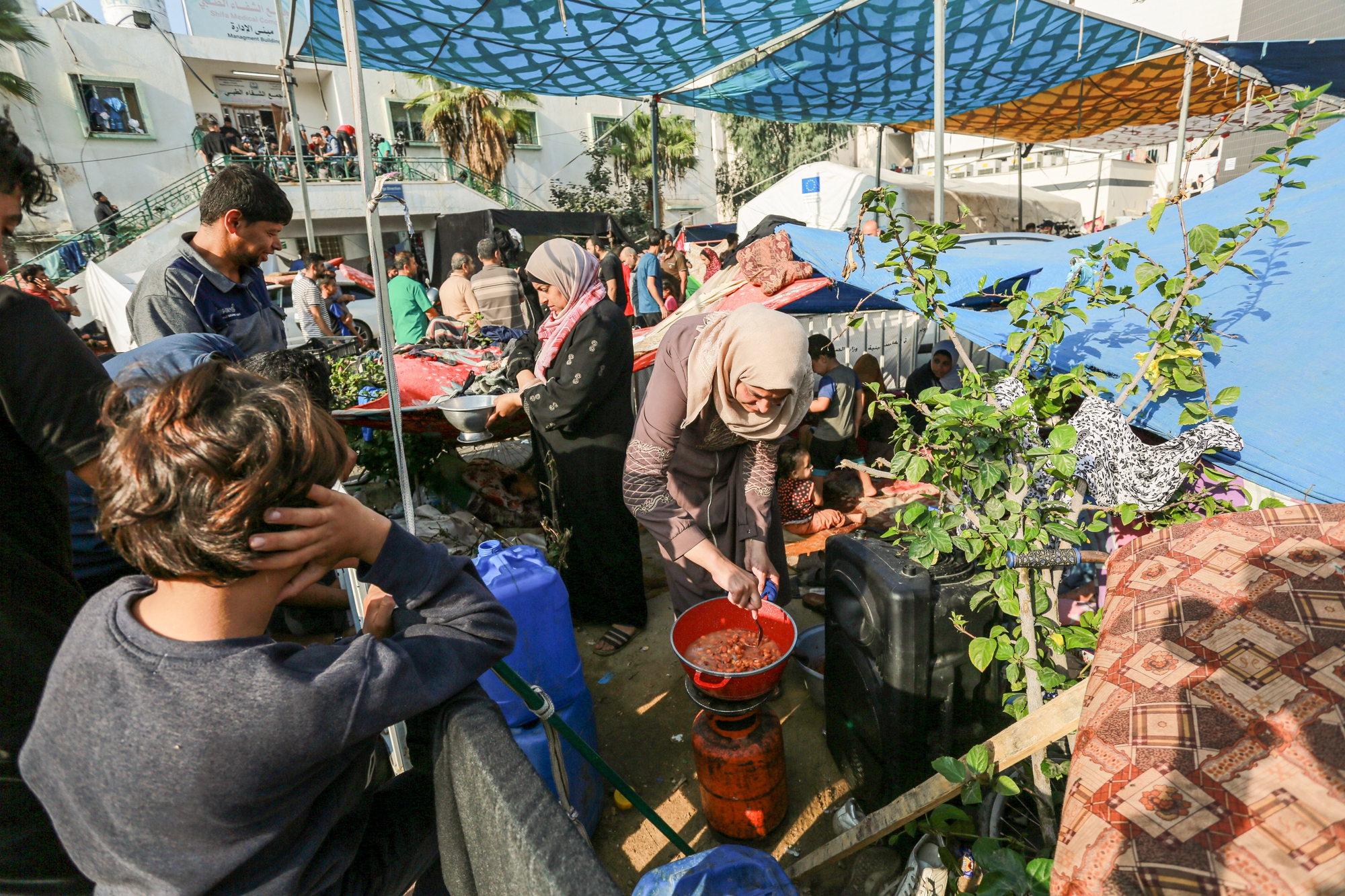 Một ngày trong cuộc sống của các gia đình trú ẩn tại  Gaza - Ảnh 4.