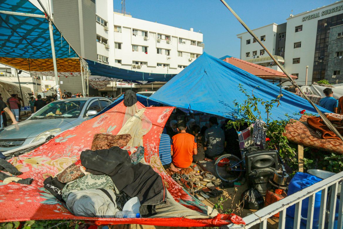 Một ngày trong cuộc sống của các gia đình trú ẩn tại  Gaza - Ảnh 13.