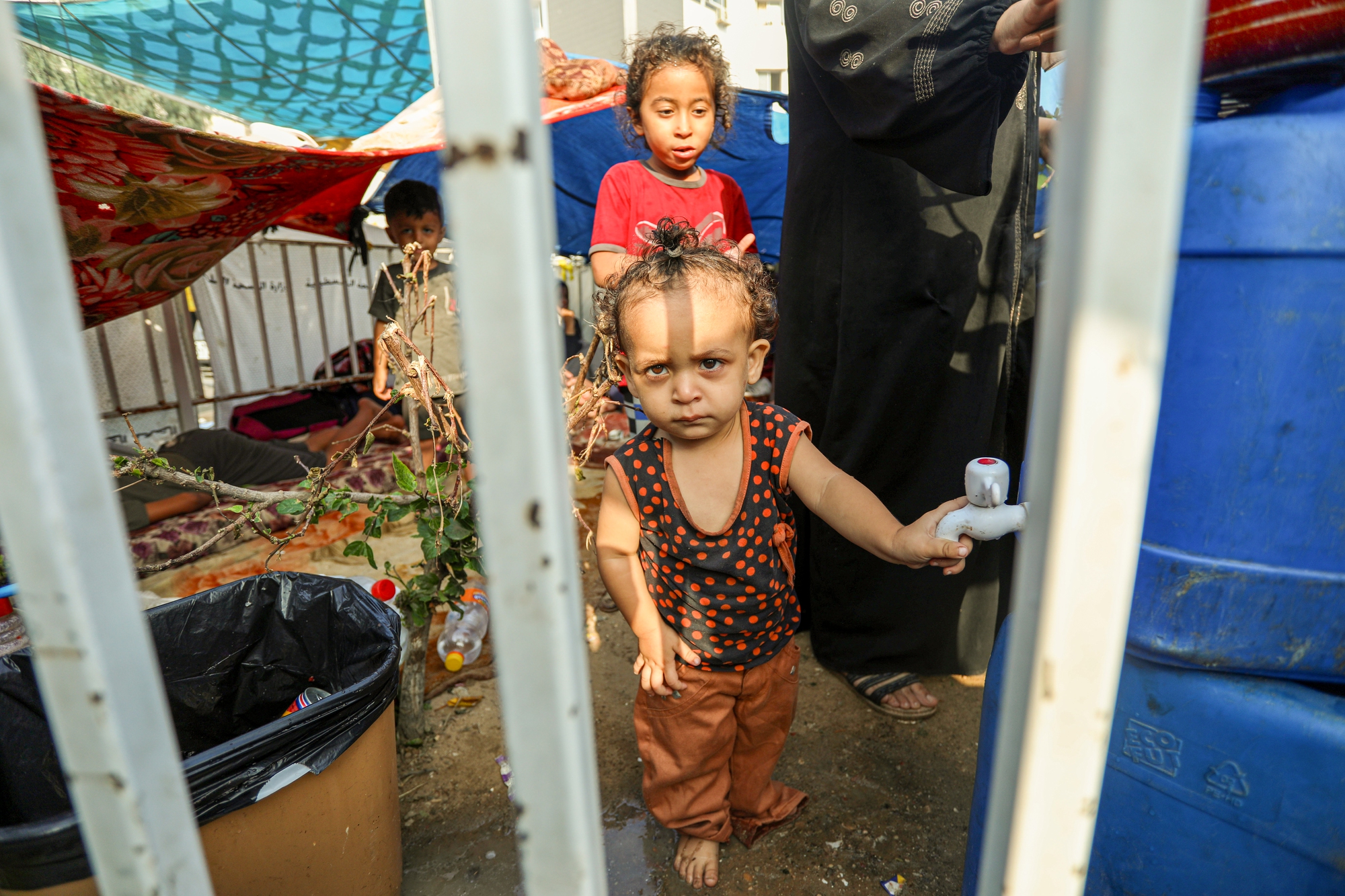 Một ngày trong cuộc sống của các gia đình trú ẩn tại  Gaza - Ảnh 5.