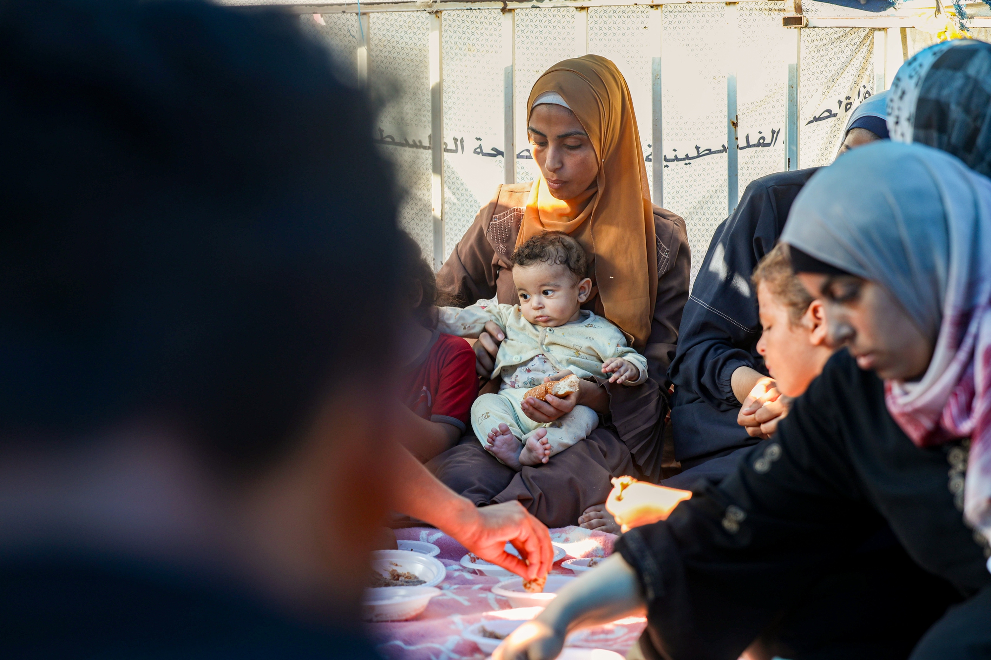 Một ngày trong cuộc sống của các gia đình trú ẩn tại  Gaza - Ảnh 7.