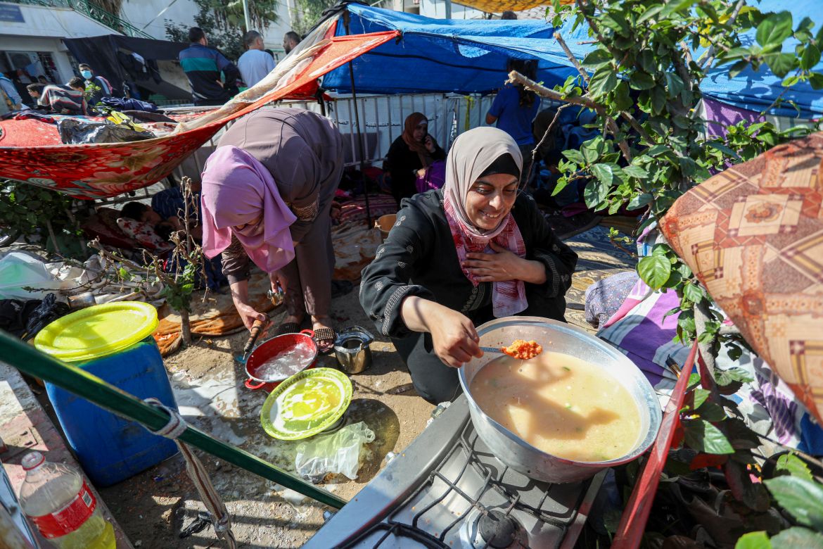 Một ngày trong cuộc sống của các gia đình trú ẩn tại  Gaza - Ảnh 3.