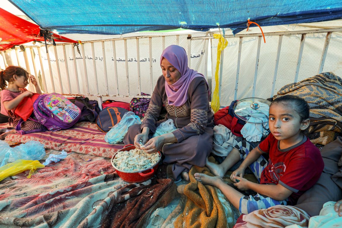 Một ngày trong cuộc sống của các gia đình trú ẩn tại  Gaza - Ảnh 2.