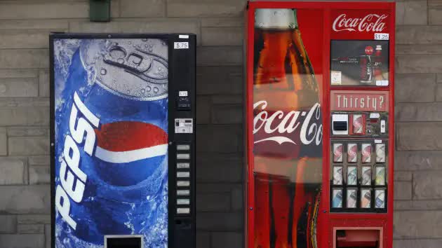 Cuộc cạnh tranh kéo dài hàng thập kỷ của Coca và Pepsi - Ảnh 1.