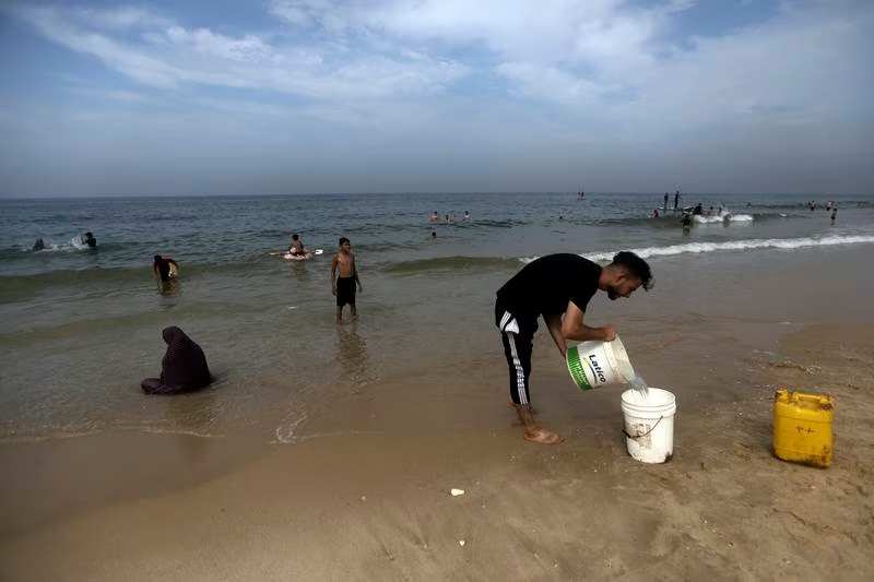 Người dân ở Dải Gaza phải dùng nước biển trong sinh hoạt - Ảnh 1.
