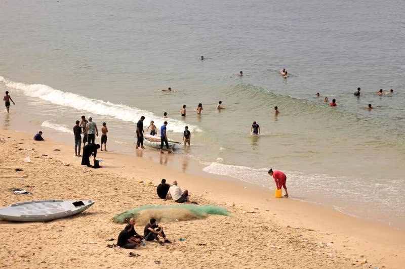 Người dân ở Dải Gaza phải dùng nước biển trong sinh hoạt - Ảnh 2.