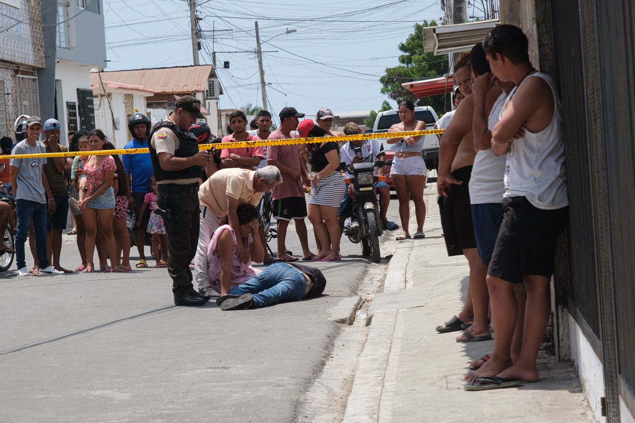 Từng là thiên đường nghỉ hưu, Ecuador giờ đây là điểm trung chuyển của cocaine toàn cầu - Ảnh 1.