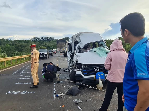 Xe tải lấn làn lao thẳng vào xe khách, 13 người thương vong tại Đắk Lắk - Ảnh 1.