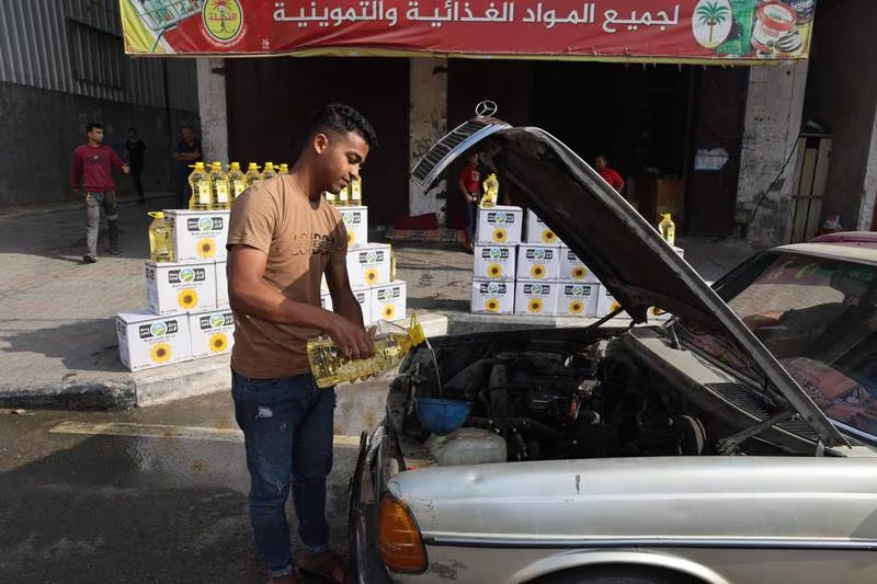 Người Palestine ở Gaza buộc phải sử dụng dầu ăn làm nhiên liệu- Ảnh 1.