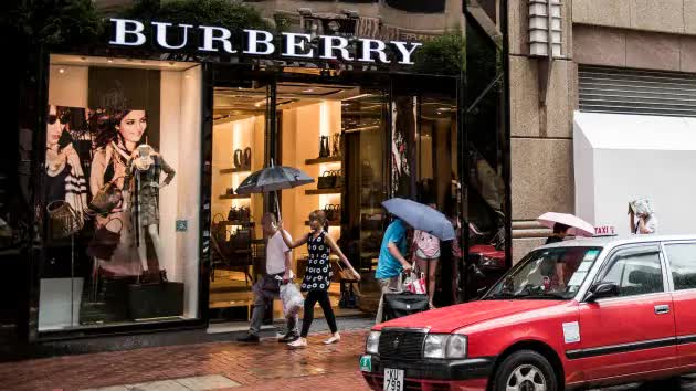 Cổ phiếu Burberry giảm 9% khi chi tiêu xa xỉ giảm sút- Ảnh 1.