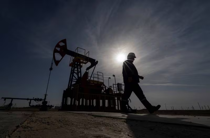 Giá dầu sụt giảm khi OPEC+ hoãn cuộc họp- Ảnh 2.