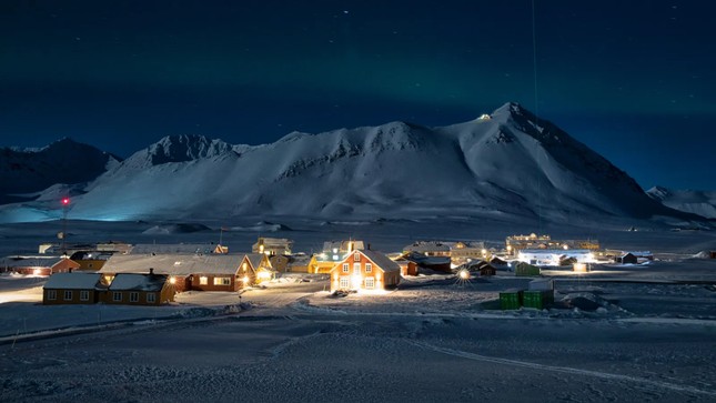 Hít thở không khí trong lành nhất quả đất ở thị trấn Bắc Cực- Ảnh 1.