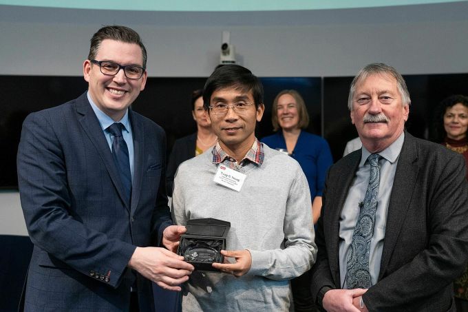 Giáo sư Việt nhận giải thưởng nghiên cứu gần 6 triệu USD từ chính phủ Canada- Ảnh 1.