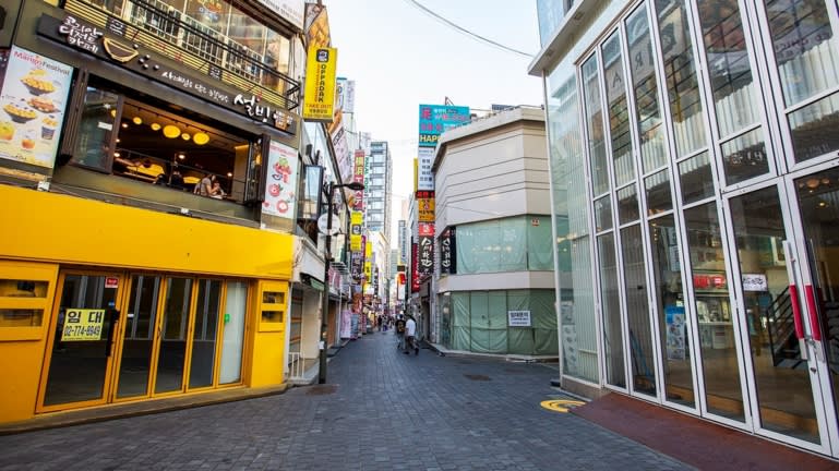 Khu phố mua sắm ở Seoul sống lại nhờ du khách nước ngoài  - Ảnh 3.